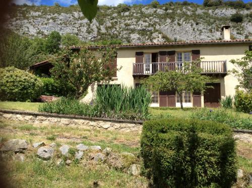 une maison à flanc de montagne dans l'établissement grande maison familiale, à Foix