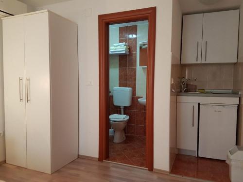 Et badeværelse på Apartmani Kalff
