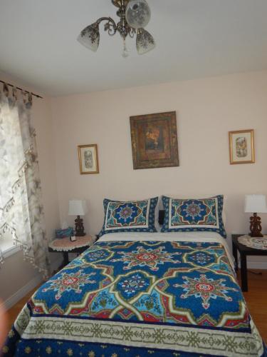 Postel nebo postele na pokoji v ubytování Clean and Quiet 2 bdr 2 bthr private entrance entire guests suite near Coquitlam Center mall and skytrain