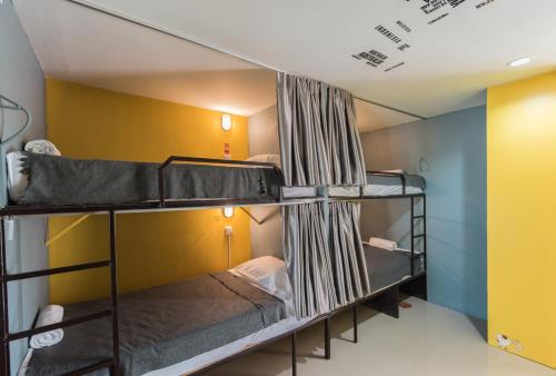 מיטה או מיטות קומותיים בחדר ב-Backpacker Street Airport Place