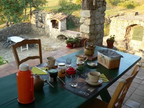 - une table bleue avec de la nourriture et des boissons dans l'établissement Le Relais de Vazeille, à Saint-Maurice-dʼIbie