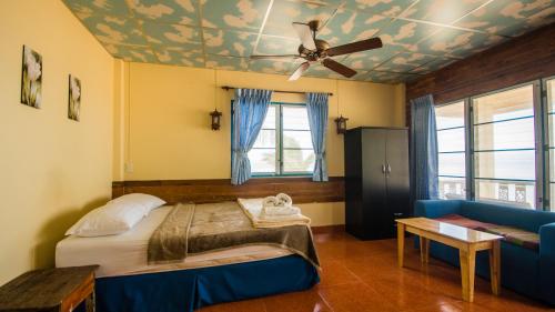 ein Schlafzimmer mit einem Bett und einer Decke in der Unterkunft Tropicana Khophagan Resort Hotel in Thongsala