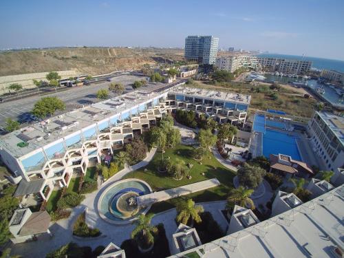 una vista aérea de una ciudad con un edificio en Israel Marina Village, Garden Vacation Apartment, en Herzelia 