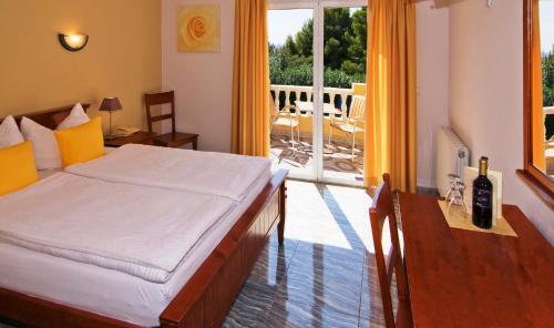 1 dormitorio con cama, mesa y ventana en Hotel Montemar en Benissa