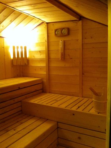 a small wooden sauna with a bench in it at Le Mas de la Roche in Montbrison-sur-Lez