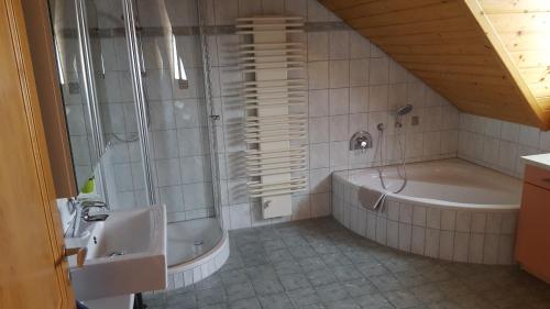 Ett badrum på Ferienhaus Schwörer