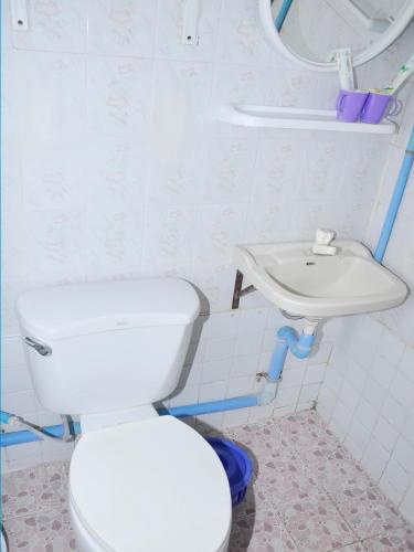 A.D.1Hotel tesisinde bir banyo