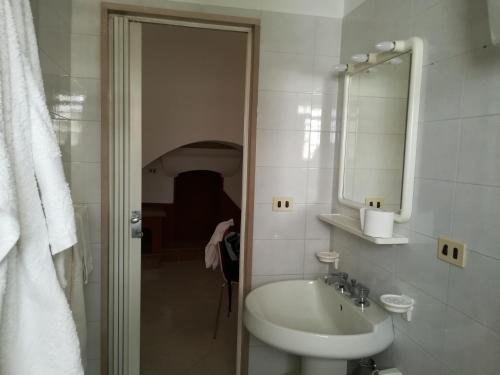 bagno con lavandino e specchio di Zia Betta House a Carovigno
