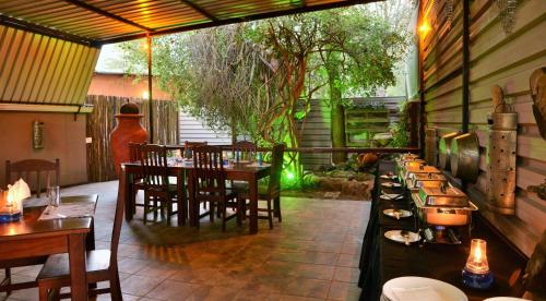 Thebe River Safaris tesisinde bir restoran veya yemek mekanı