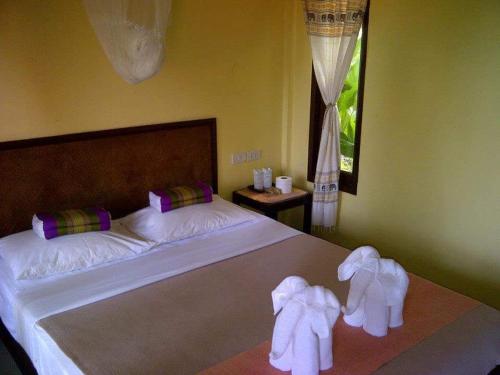 a hotel room with two beds and two towels at Paradise Bungalows in Ko Chang