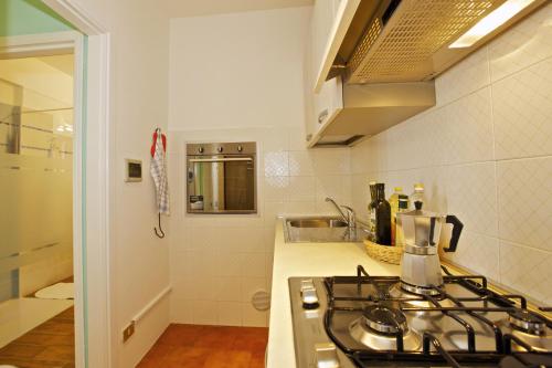 a small kitchen with a stove and a sink at Appartamento Magdalena in Cannero Riviera