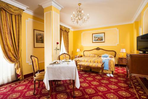 A bed or beds in a room at Hotel Metropole