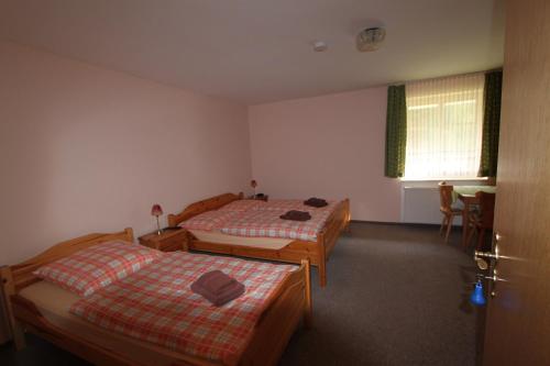 Cama o camas de una habitación en Landhotel Gutsherrn-Klause