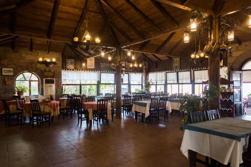 מסעדה או מקום אחר לאכול בו ב-Assos Kadirga Hotel