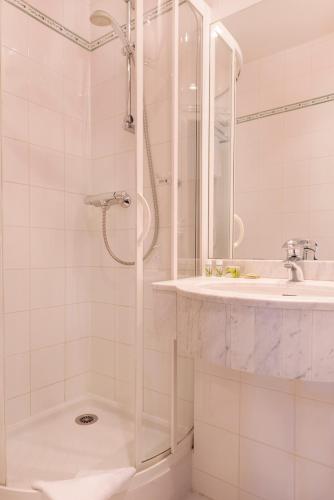 une salle de bain avec douche et lavabo dans l'établissement Hôtel des Ecrivains, à Paris