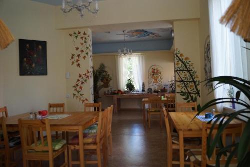 una sala da pranzo e una cucina con tavoli e sedie di Pension Mona Lisa a Braunlage