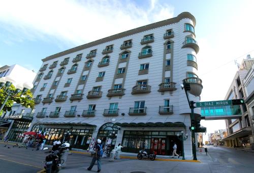 a large white building on the corner of a street at HS HOTSSON Smart Value Tampico in Tampico