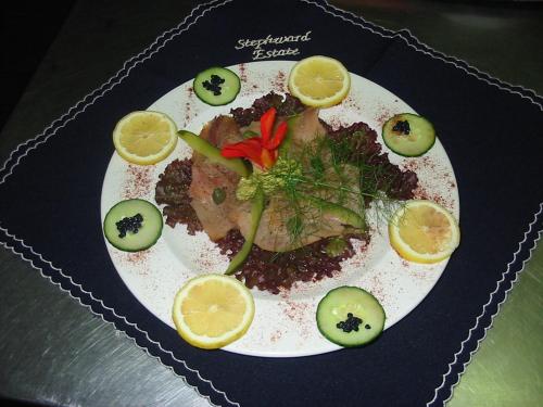 Makanan di atau berdekatan rumah tamu ini