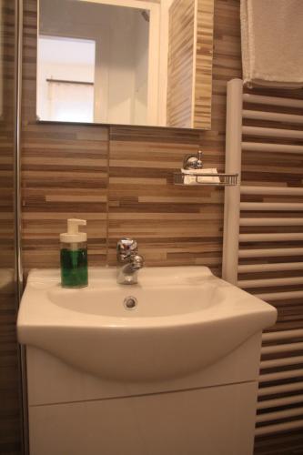 A bathroom at Ó-Újlak Apartman