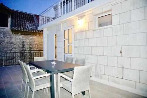 a dining room with a table and chairs at Puerto Tranquilo beach Residsnce in Trogir