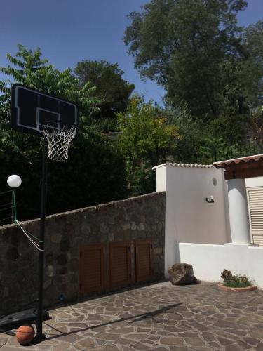 - un panier de basket en face d'un bâtiment dans l'établissement Costa Residence Vacanze, à Lipari