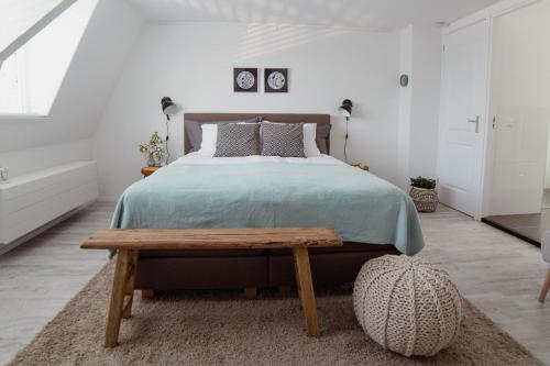 A bed or beds in a room at Studio De Bilt