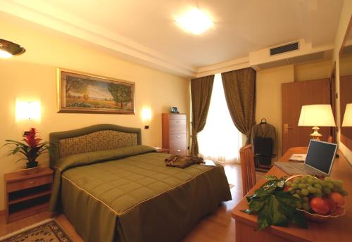 En eller flere senger på et rom på Hotel Villa Luca