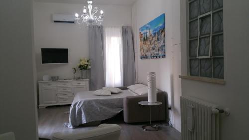 マテーラにあるLa Casa di Tittiのベッドルーム1室(キャンドル付きベッド1台付)