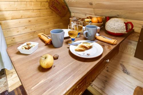 a table in a sauna with food and drinks at La Clairière du Verbamont in Claudon