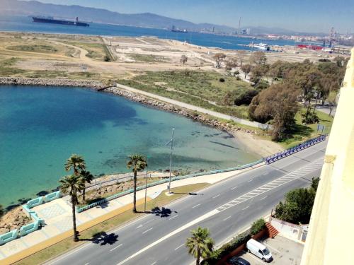 an aerial view of a road and a body of water at Apartamentos vista a tres continentes in La Línea de la Concepción
