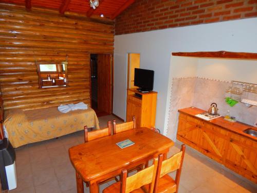 TV a/nebo společenská místnost v ubytování Pachanavira Cabañas & Suites