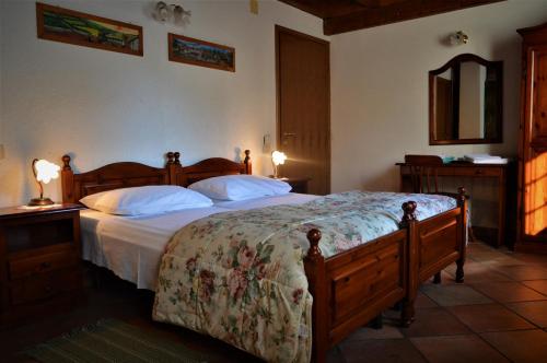 a bedroom with a large bed and a mirror at Colja Jozko Agriturismo in Samatorza