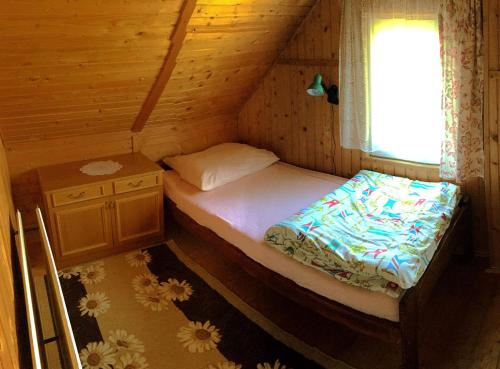 Ένα ή περισσότερα κρεβάτια σε δωμάτιο στο Agroturystyka Falinka