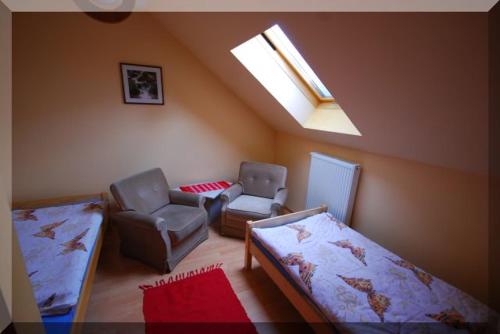 ヴィスワにあるVascoの屋根裏部屋(椅子2脚、ベッド1台、窓付)