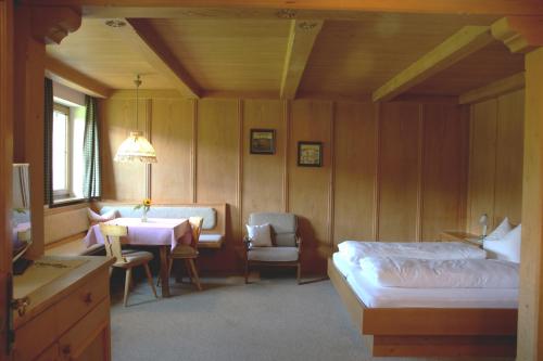 ブリクセン・イム・ターレにあるApartment Sonnhofのベッドルーム1室(ベッド1台、デスク、テーブル付)