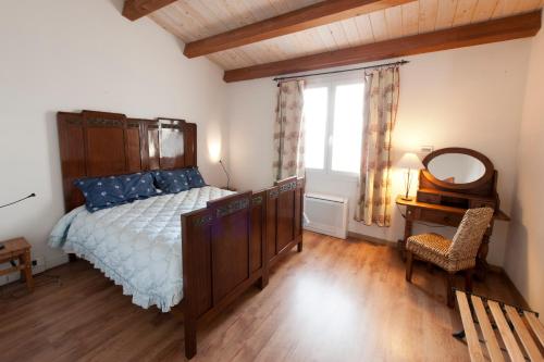 カストロカーロ・テルメにあるAgriturismo La Girondaのベッドルーム1室(ベッド1台、ドレッサー、窓付)