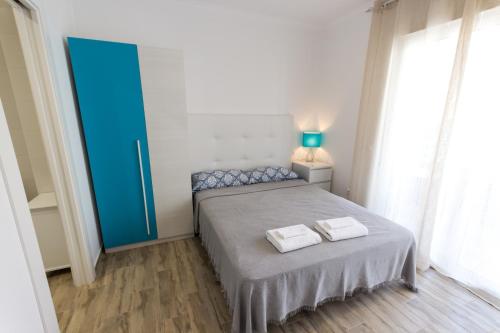 1 dormitorio con 1 cama con 2 toallas en Apartamentos Benidorm Chorrol, en Benidorm
