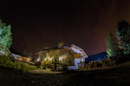 a house at night with the lights on at Gościniec Rajec in Rajcza