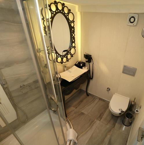 Koupelna v ubytování Demonti Hotel