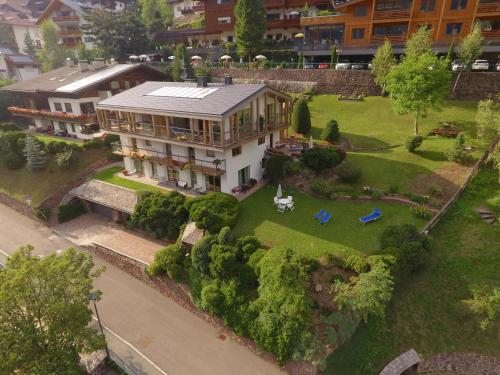 una vista aérea de una casa grande con patio en Residence Larciunei en Ortisei
