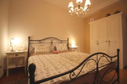 1 dormitorio con cama y lámpara de araña en Romantic Apartment Pusta, en Rovinj
