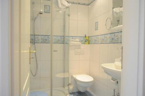 ヴェスターラントにあるAppartements-Seehues-Wohnung-Seesternのバスルーム(シャワー、トイレ、シンク付)