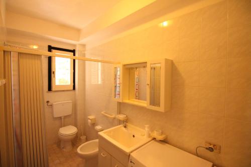 マリーナ・ディ・ラグーザにあるCasa Vacanze Paguroのバスルーム(白いトイレ、シンク付)