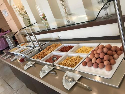 ein Buffet mit Eiern und anderen Speisen auf der Theke in der Unterkunft Regina Mare Hotel in Paralia Katerinis