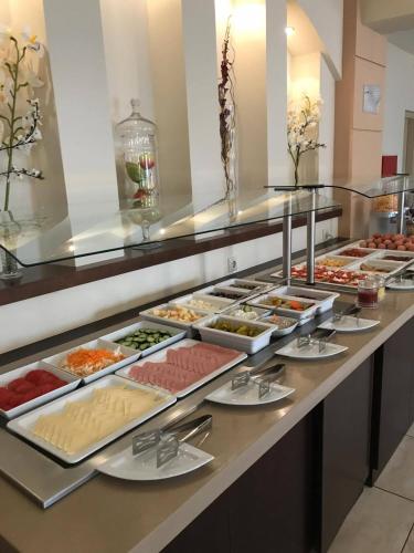 ein Buffet mit vielen verschiedenen Speisen in der Unterkunft Regina Mare Hotel in Paralia Katerinis