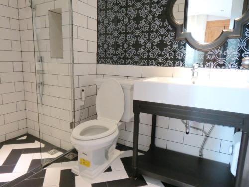 een badkamer met een wit toilet en een wastafel bij Venetian Jomtien Pool Access in Jomtien Beach