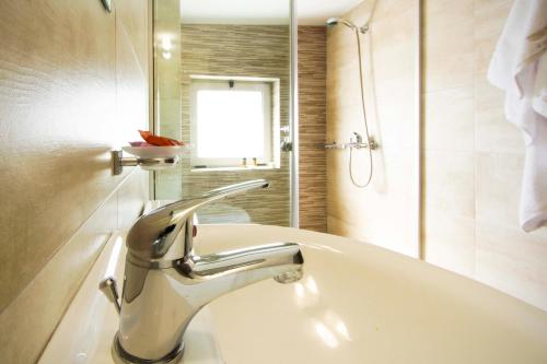 een badkamer met een wastafel en een kraan bij Enali Villas in Kissamos