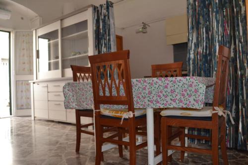 eine Küche mit einem Tisch und 4 Stühlen in der Unterkunft La Casa di Nonna Marianna in Polignano a Mare