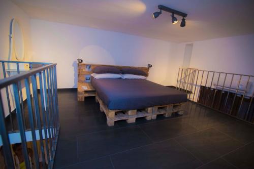 ナポリにあるB&B Mirlinum a Mergellinaのベッドルーム1室(青い掛け布団付きのベッド1台付)