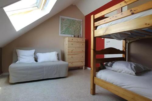 1 dormitorio con 2 literas y ventana en Les Pommes d'Or en Marly-Gomont